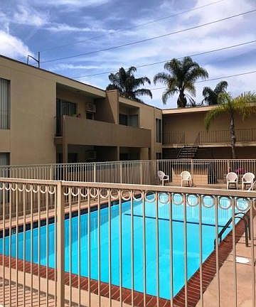 4th image of 914 N Eucalyptus Ave