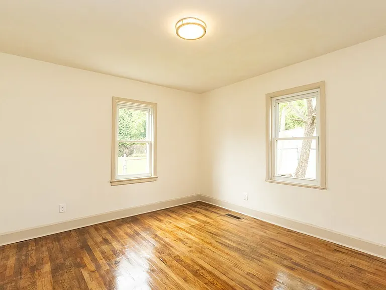 825 Henderson Ave — Photo 16