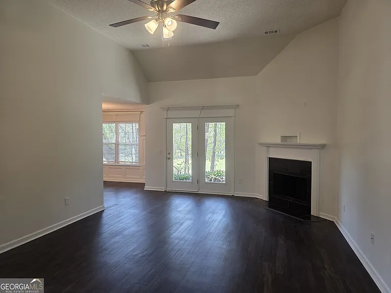 434 Roberts Way — Photo 3