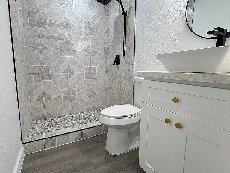 2426 Dupont St — Photo 8