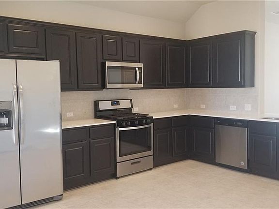 4th image of 913 Centerra Hills Cir