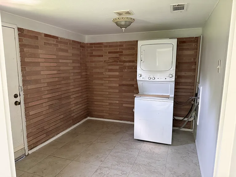 341 Kaye St — Photo 4