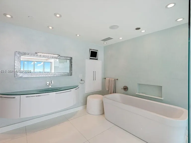 1040 Biscayne Blvd #4403 — Photo 17