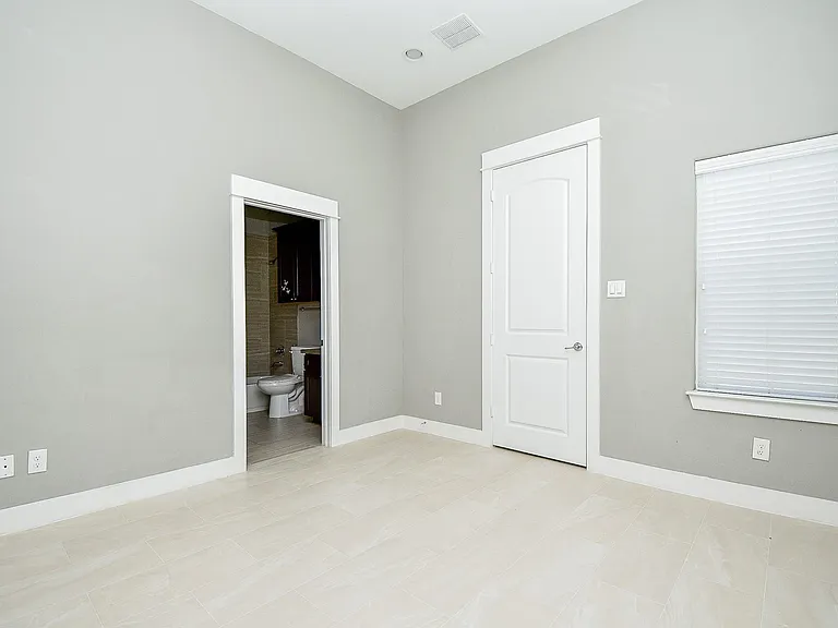 955 W 24th St #D — Photo 13