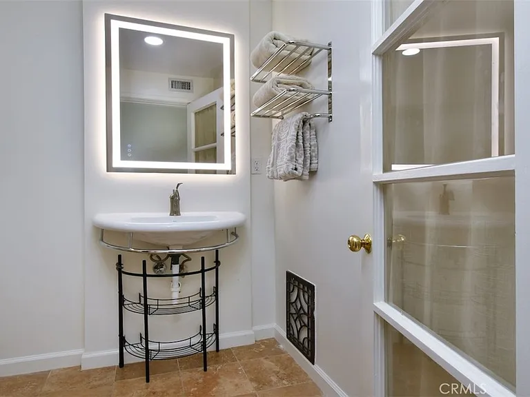 13902 Calvert St — Photo 18