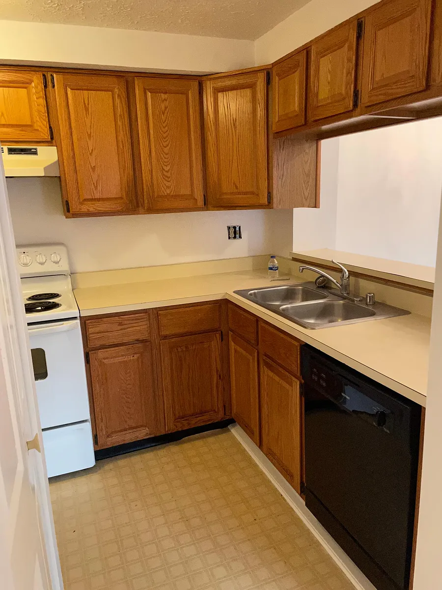 Building Photo - 203 Oak Leaf Cir #J
