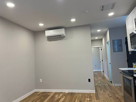 4th image of 543 E 137th St #402