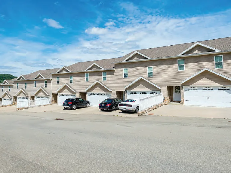 Graycliff Townhomes — Photo 16