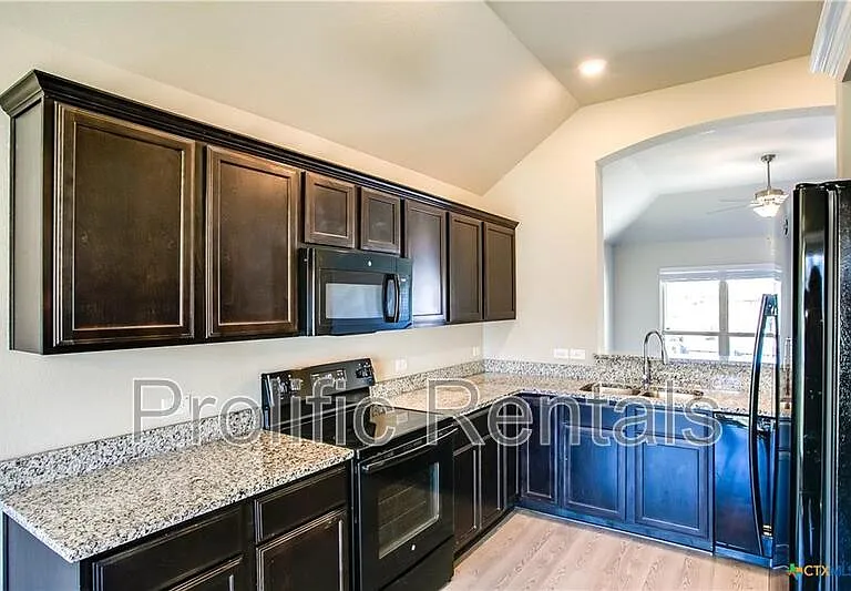 805 Stockdale Rd — Photo 9
