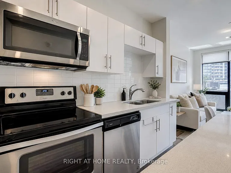 690 King St W #411 — Photo 3
