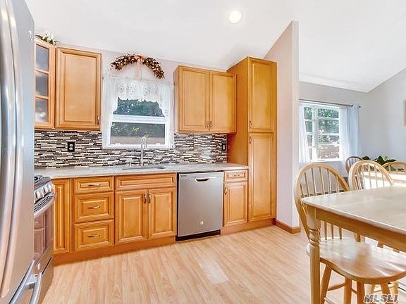 3rd image of 282 Hunter Ave