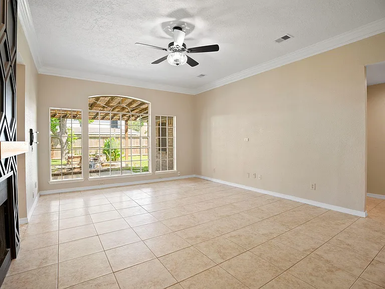 710 Lochnell Dr — Photo 6