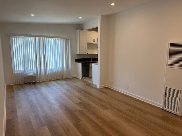 LARGE LIVING ROOM