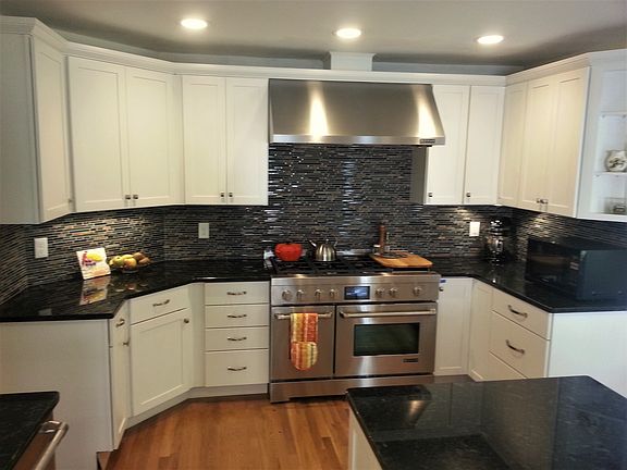 New kitchen w/ pro cooktop