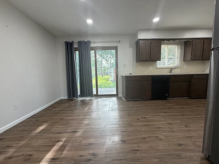 25729 Loretta Ave — Photo 4