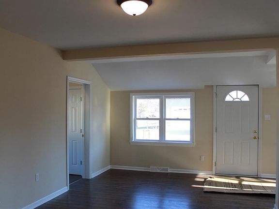 4th image of 900 Tiller Ave #A