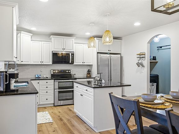 5th image of 211 SW Oakmont Dr