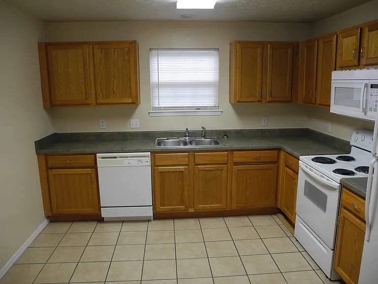 160 Knowledge Ave #B — Photo 3