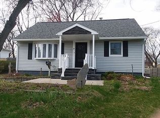8 Susan Ln, Albany, NY 12205