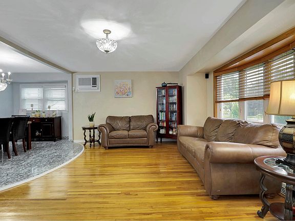 2nd image of 209 Beech St