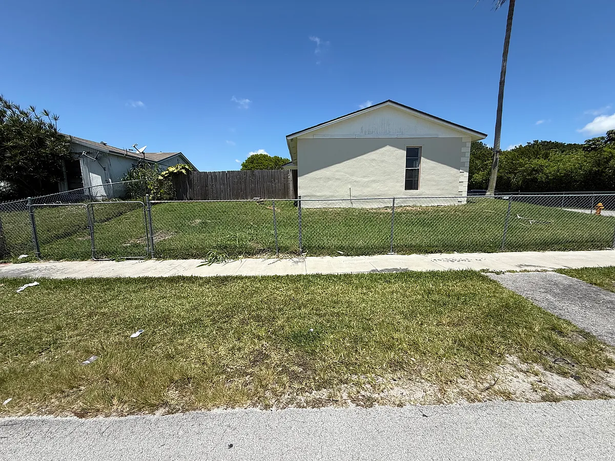 Building Photo - 12205 SW 263rd Ter #1