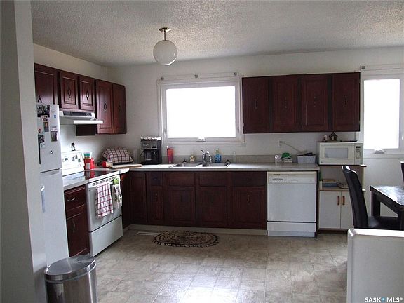 2nd image of 524 1st STREET W