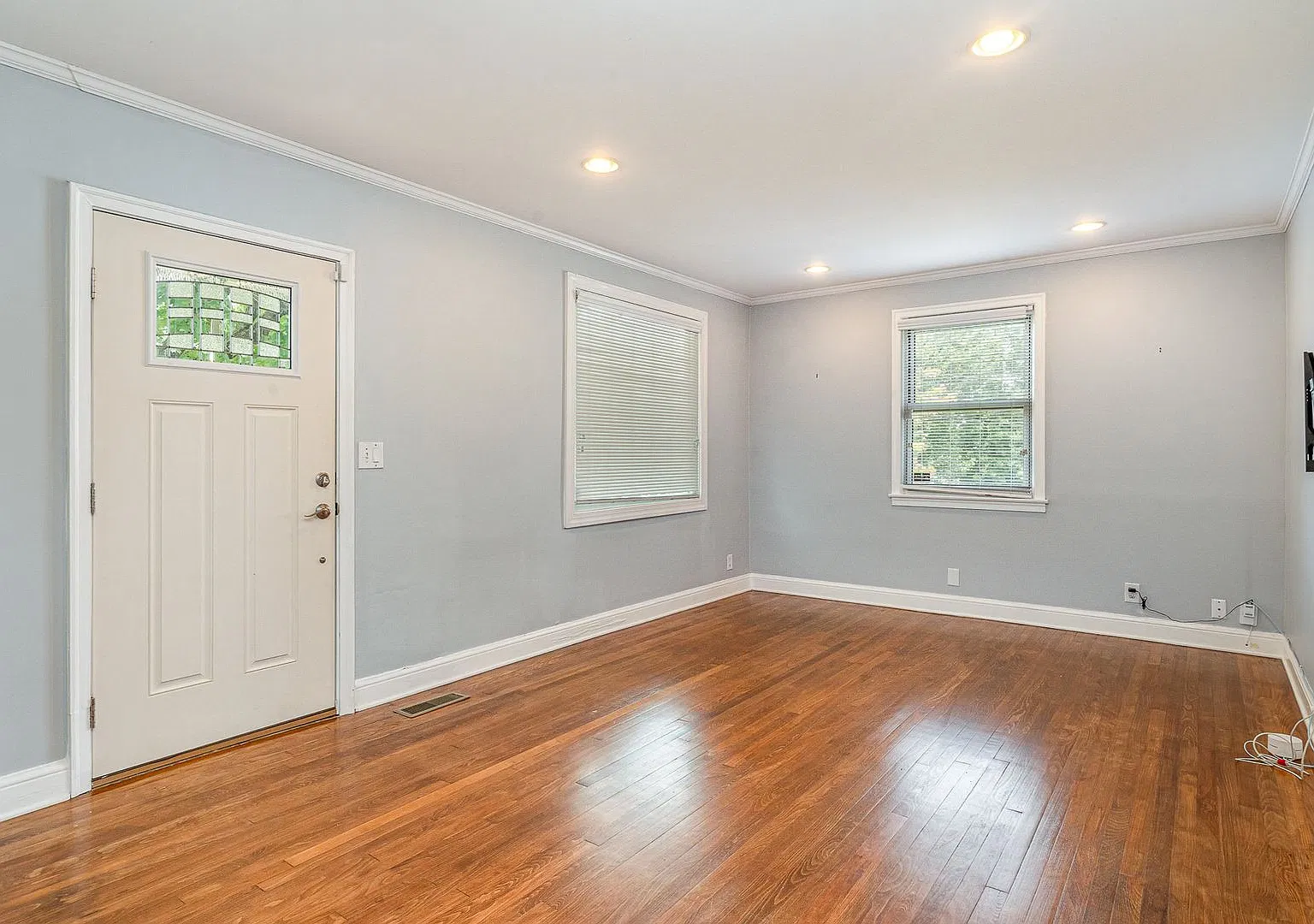 Adorable 3 bed 2 bath cottage in Charlotte Park! — Photo 3
