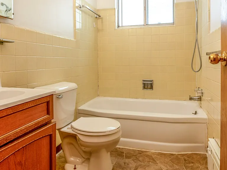 1313-03 Ruskin | Bathroom 1313-03 Ruskin | Bathroom