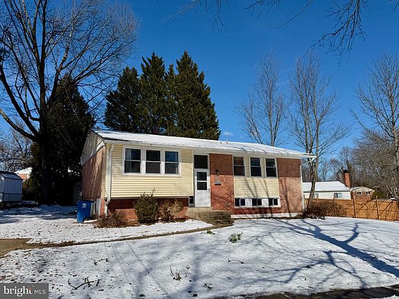 3rd image of 905 Playford Ln