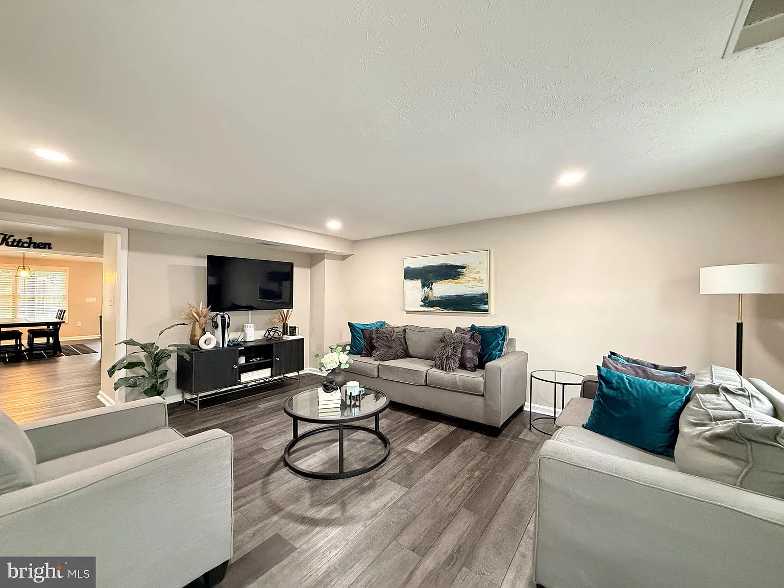 3 bed, 1350 sqft, $2,500 — Photo 2