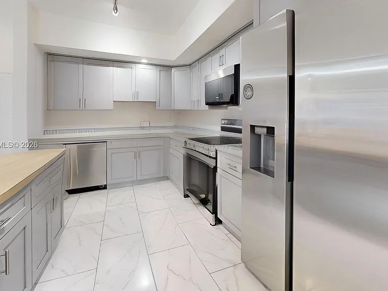 220 SW 8th Ave #1-2 — Photo 3