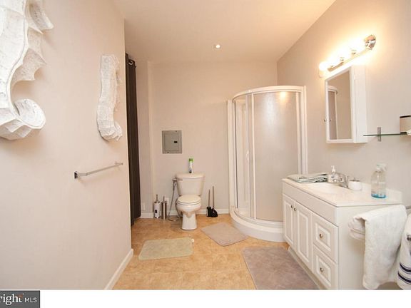 3rd image of 1706 Locust St APT 2
