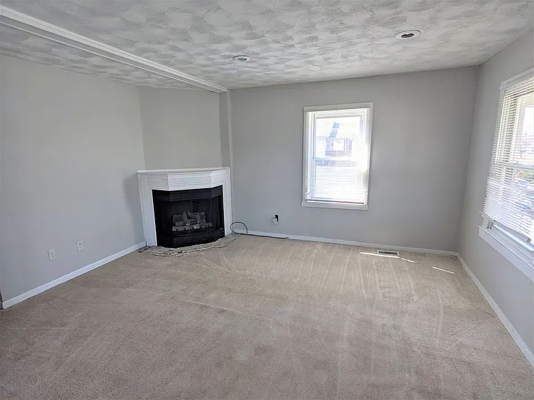 517 E Troy Ave — Photo 6
