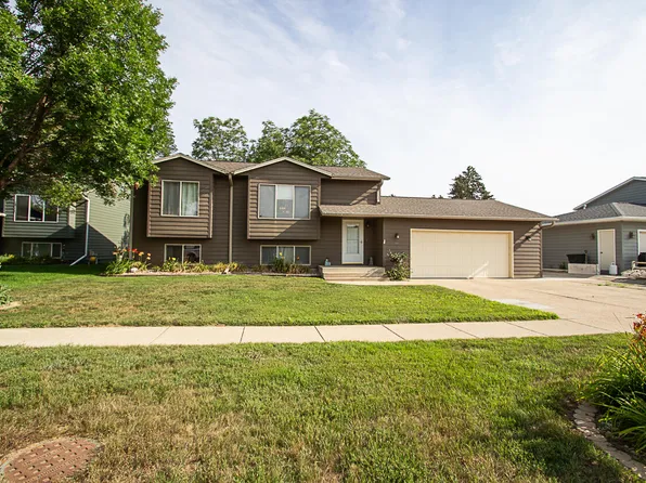 304 Emma Dr, Hartford, SD 57033