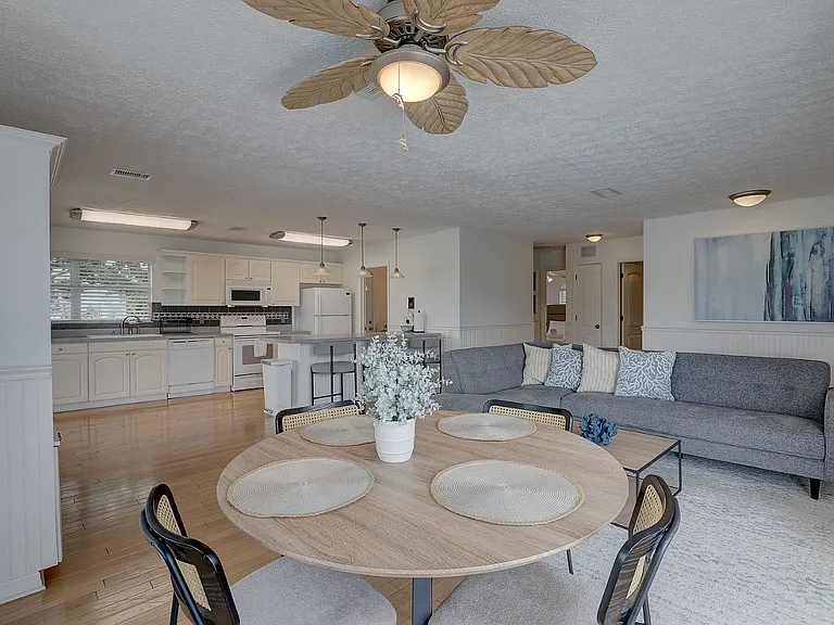 9914 Alavista Dr — Photo 6