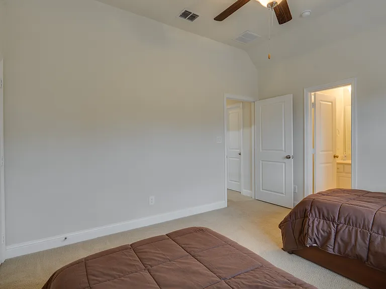 625 Surrey Ln — Photo 25