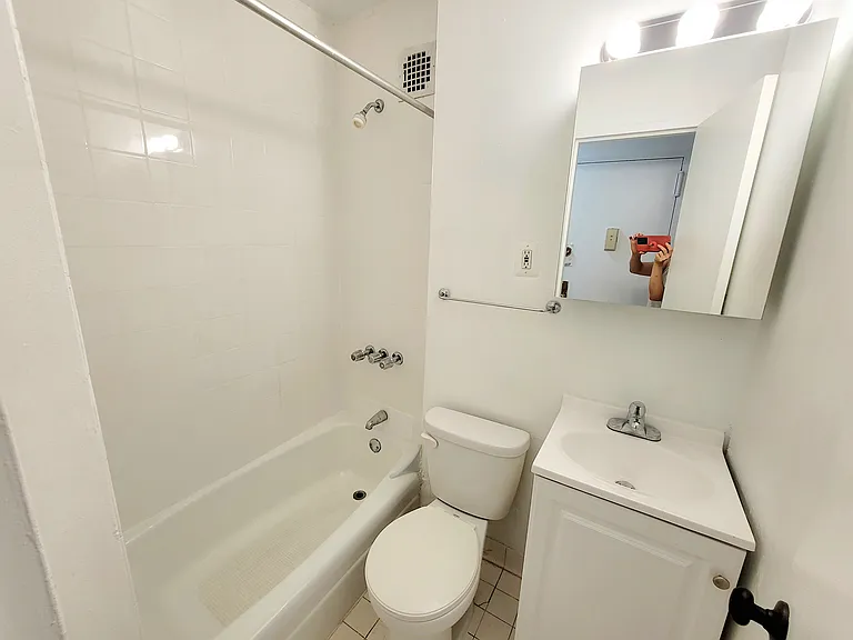 215 E 25th St #2P — Photo 5