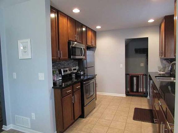 4th image of 428 Hillside Dr