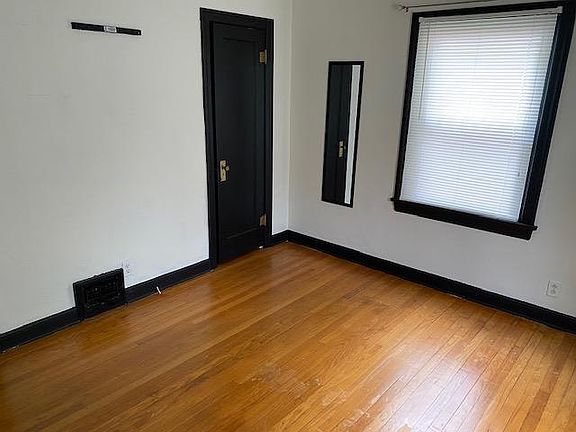 5th image of 2145 Woodlawn Ave