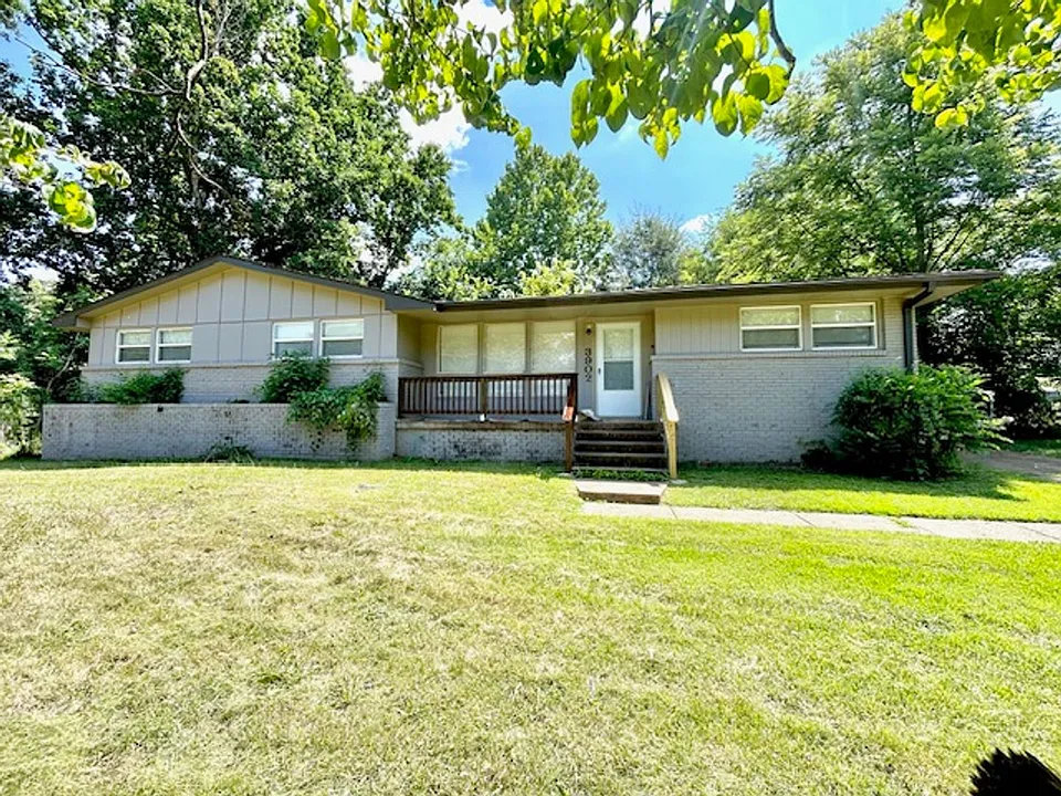 3902 Lakeview Dr