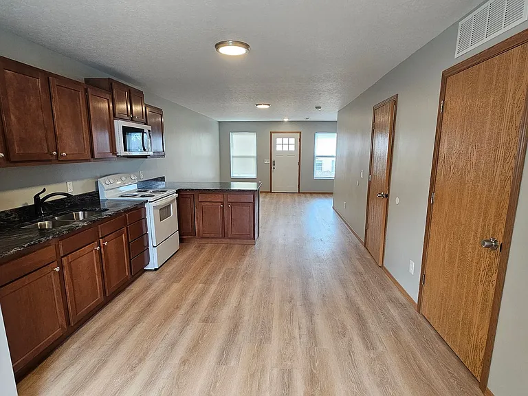 102 Benton St N — Photo 5