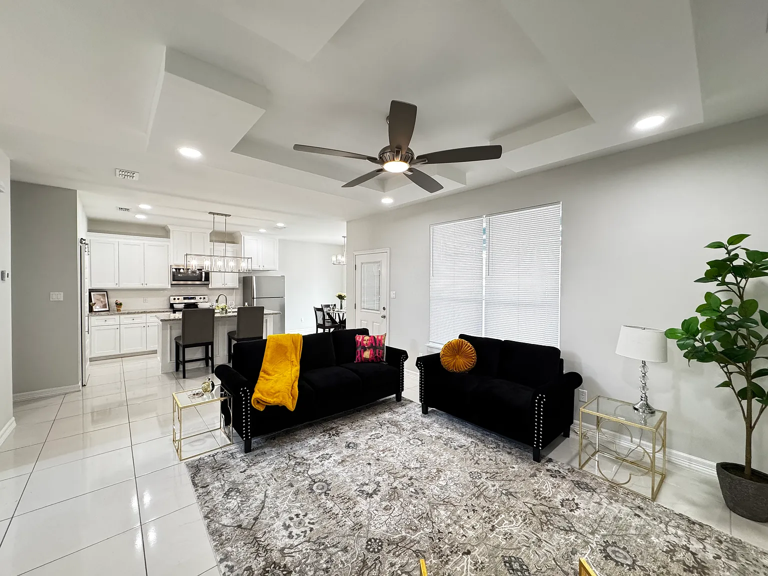 3 bed, 2.5 bath, 1700 sqft, $1,725 — Photo 3