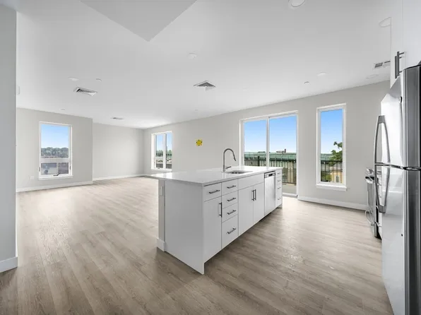 157 Chestnut St #401, Chelsea, MA 02150