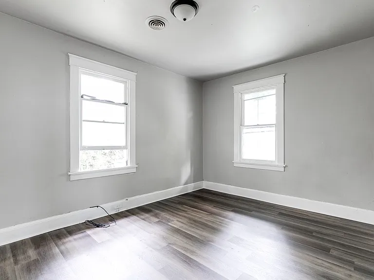 215 E 35th St — Photo 9