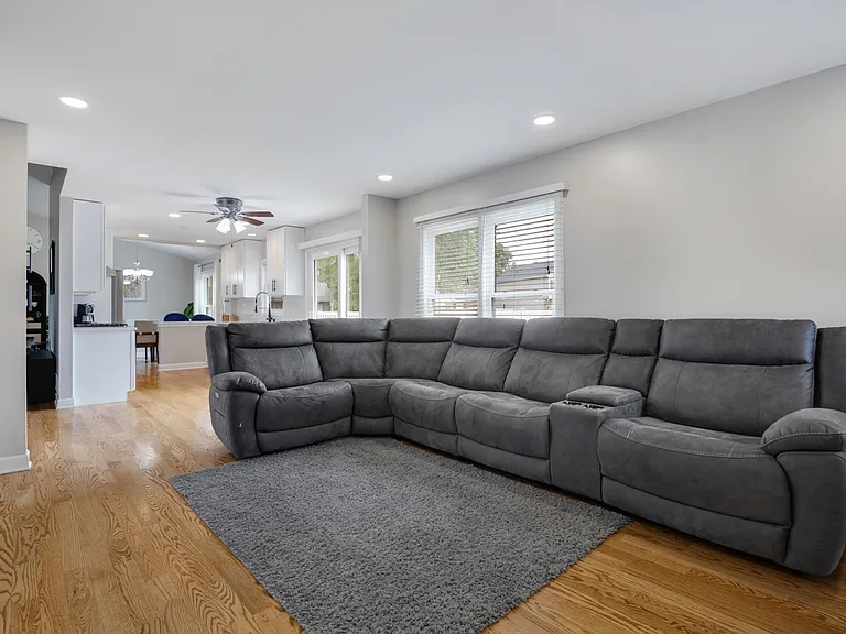 25W055 Canary Ct — Photo 10