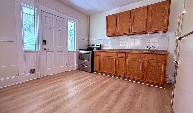 70 Maple St #1RR — Photo 2