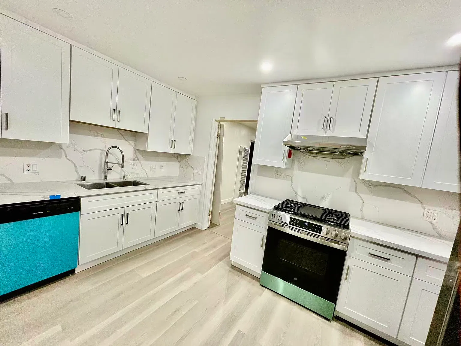 3 bed, 1096 sqft, $3,800 — Photo 4