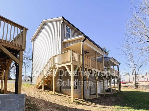 105 E Highfill Ave, Liberty, NC 27298