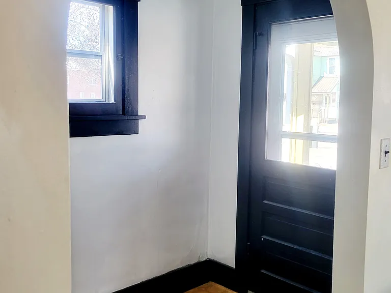 207 E 4th St #1 — Photo 5