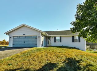 211 Propeller Ln, Machesney Park, IL 61115
